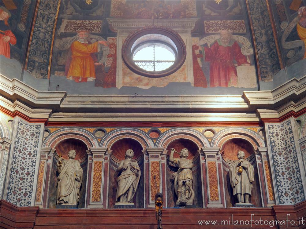 Busto Arsizio (Varese) - Dettaglio della base della cupola sopra al presbiterio nel Santuario di Santa Maria di Piazza